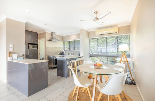 Cannonvale Apartment | OCEAN VIEW - 2 bedroom with A/C, Wi-Fi in peaceful Cannonvale