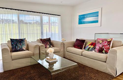 San Remo House | Oceania Vista - Modern Retreat near San Remo Beach
