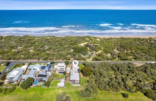 Ocean Grove House | Oceanside haven opposite the surf beach