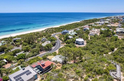 Peppermint Grove Beach Apartment | Oceanview Lodge by Peppy Beach Retreats® (5 Adults), Lodge