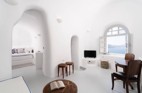 Oia Hotel | Oia Spirit Studios by Mary D Nomikou
