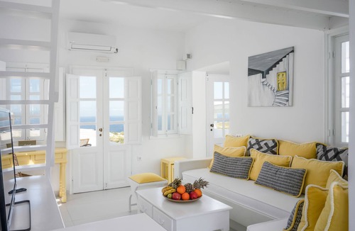 Oia Villa | Oia Sunset Villas - Villa "Pearl" - Swimming pool - Private outdoor Heated Spa