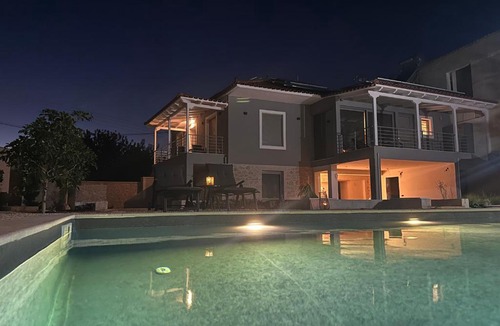 Astros House | Oikies