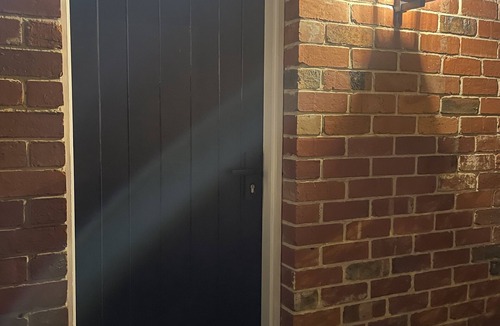 Brown Hill Apartment | Old Red Brick Charm. Close walk to Pubs, Cafes, 5km to CBD.