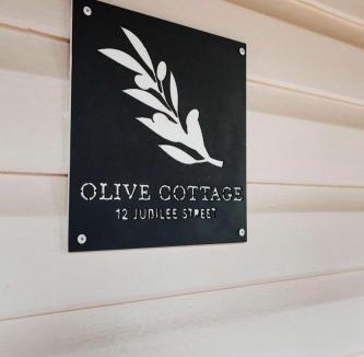 Dubbo House | Olive Cottage - CBD Location, Pet friendly