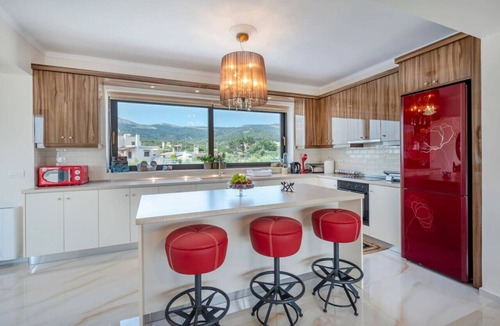 Kos Town Apartment | Olive Green Haven-3BR-Private Parking-Balcony