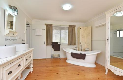 Pokolbin House | Olive Grove 3 1 Bedroom Villa with large Bath