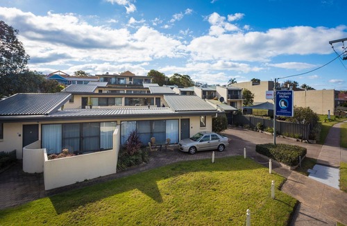 Merimbula House | On the Lake at Penguin Mews - Free WIFI ( unit 7 ) - 3+ nights
