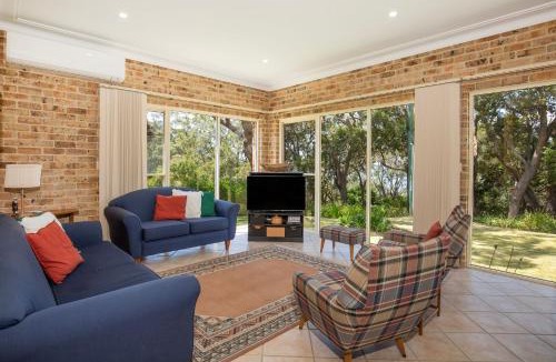 Culburra Beach House | On The Lake - Pet Friendly Waterfront