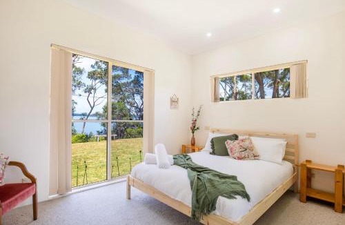 Culburra Beach House | On The Lake - Pet Friendly Waterfront