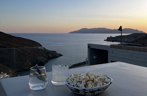 Ios Town House | On The Rocks - Pebble East - Serviced Villa