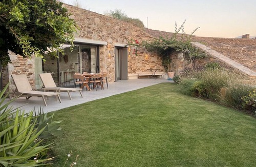 Ios Town House | On The Rocks - Pebble East - Serviced Villa