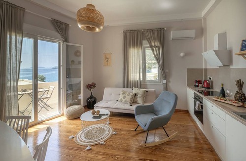 Loutraki Apartment | Onar Beachfront Residence