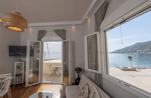 Loutraki Apartment | Onar Beachfront Residence