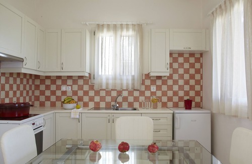 Agios Prokopios Hotel | One bed, fully detached apartment, 1 bath, sea view, communal pool, breakfast