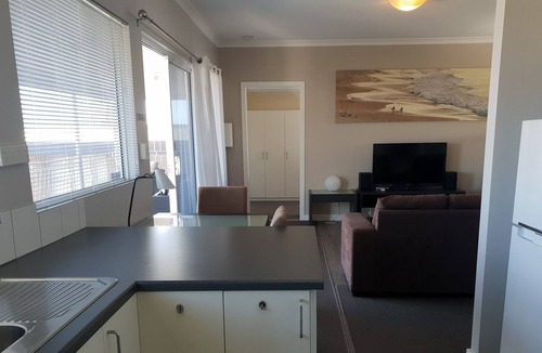 Fremantle Apartment | One bedroom boutique penthouse apartment with 180 degree city and ocean views.