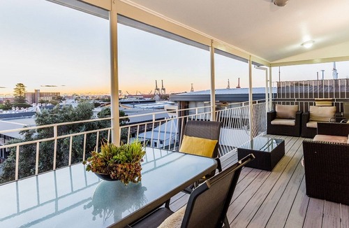 Fremantle Apartment | One bedroom boutique penthouse apartment with 180 degree city and ocean views.