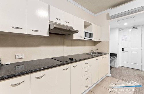 Kangaroo Point Apartment | One Bedroom in the Centre of Kangaroo Point with Pool & Parking