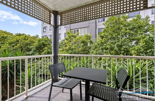 Kangaroo Point Apartment | One Bedroom in the Centre of Kangaroo Point with Pool & Parking