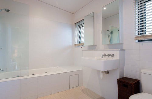 Boat Harbour House | One Mile Ridge, 12a/26 One Mile Close - stunning views, air con, infinity pool
