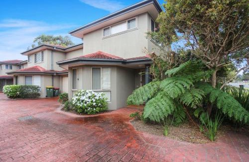 Hawks Nest House | One Street Back from the Surf Beach