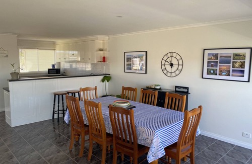 Port Macdonnell House | Ongermein, double story beach house a stone throw from the Indian Ocean.