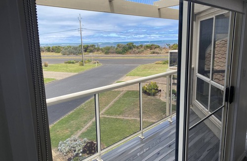 Port Macdonnell House | Ongermein, double story beach house a stone throw from the Indian Ocean.