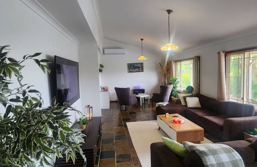 Oxenford House | Opening special n 5 minutes to theme parks and Top golf