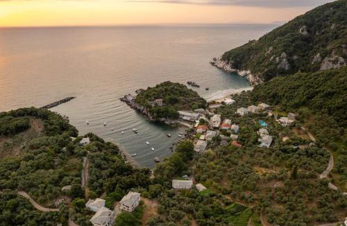 Papa Nero Apartment | Orange House for big families in Damouchari - Delicious Houses