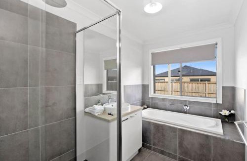Armstrong Creek House | OSCAR A Tranquil Armstrong Creek Home NETFLIX