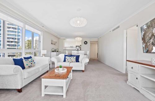 Main Beach Apartment | Oscar on Main 2B - Heart of Main Beach Ocean Views - Hosted by Coastal Letting Co.