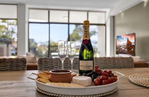Huskisson Apartment | Our Beach House at Husky - Stay for 3 Pay for 2! Coastal Couples Escape