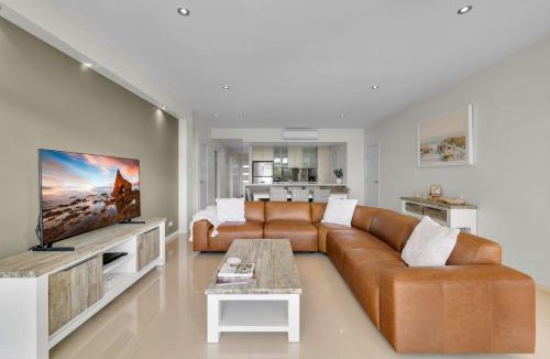 Huskisson Apartment | Our Beach House at Husky - Stay for 3 Pay for 2! Coastal Couples Escape