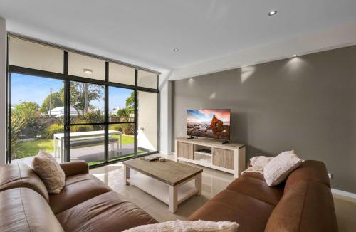 Huskisson Apartment | Our Beach House at Husky - Stay for 3 Pay for 2! Coastal Couples Escape
