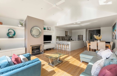 Port Melbourne House | Oxley (Walk to Beach)