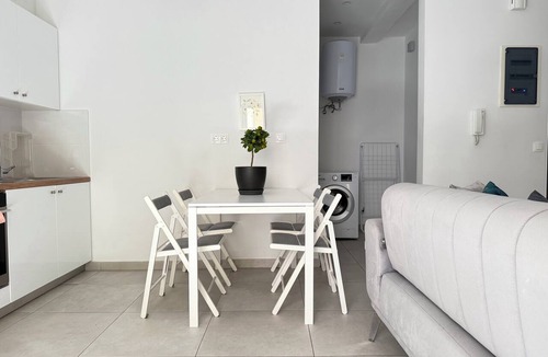 Petralona Apartment | P3 - Beautiful Azur Jacuzzi Rooftop
