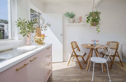 Bateau Bay Villa | Palm Springs Oasis, short walk to Shelly Beach