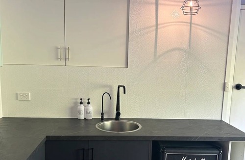 Darlington Apartment | Palm View Studio on a quiet no through rd can walk to restaurants & pub,bus stop