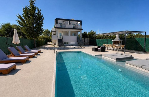 Neromilos House | Paloma Mansion- Villa with Private Pool Embraced by Nature By Villa Mana Gers