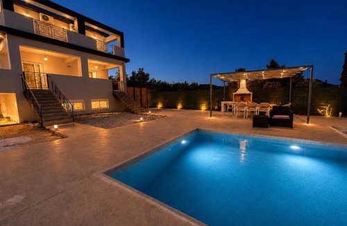 Neromilos House | Paloma Mansion- Villa with Private Pool Embraced by Nature By Villa Mana Gers