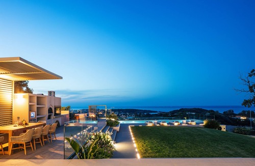 Daratsos Villa | Panoramic sea & city views, gym, sauna, fire pit!