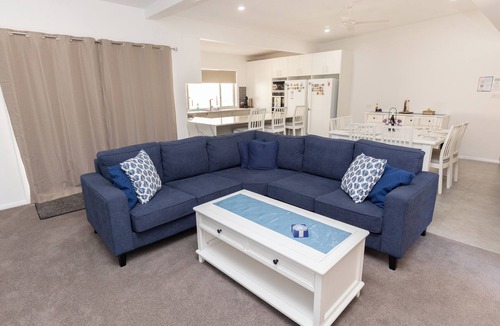 Corlette House | Pantowora Beach Gem. Close to the beach and shops.