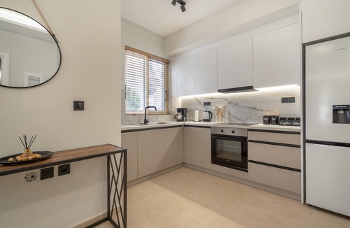 Yenion Apartment | Papanikolis Apartment with Shared Terrace, Wi-Fi, and Air Conditioning