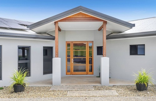Barrine House | Park your boat on the dock and enjoy the sunsets