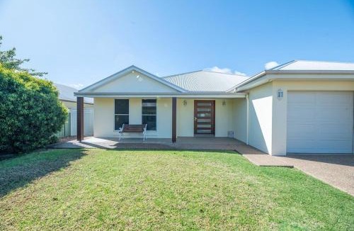 Dubbo House | Parkside Getaway - Pool, Family Entertainer