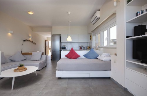 Kokinos Pirgos Apartment | Pasithea Suite | Beachfront Getaway