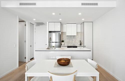 City West Apartment | Patio Mt view 1BR apt in CBD near ANU and museum with free parking and WiFi