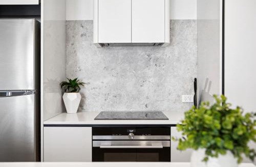 City West Apartment | Patio Mt view 1BR apt in CBD near ANU and museum with free parking and WiFi