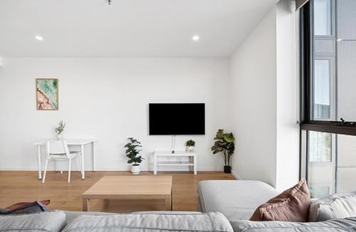 City West Apartment | Patio Mt view 1BR apt in CBD near ANU and museum with free parking and WiFi