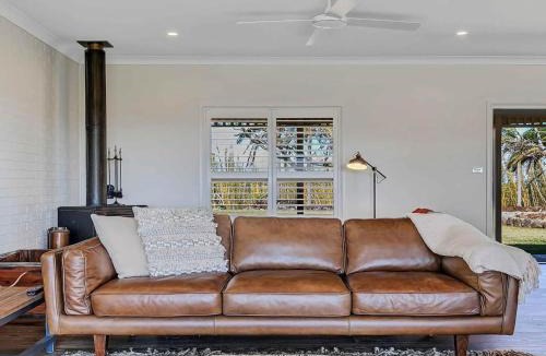 Newrybar House | Paul's Farmhouse - 4 BR rural retreat with views